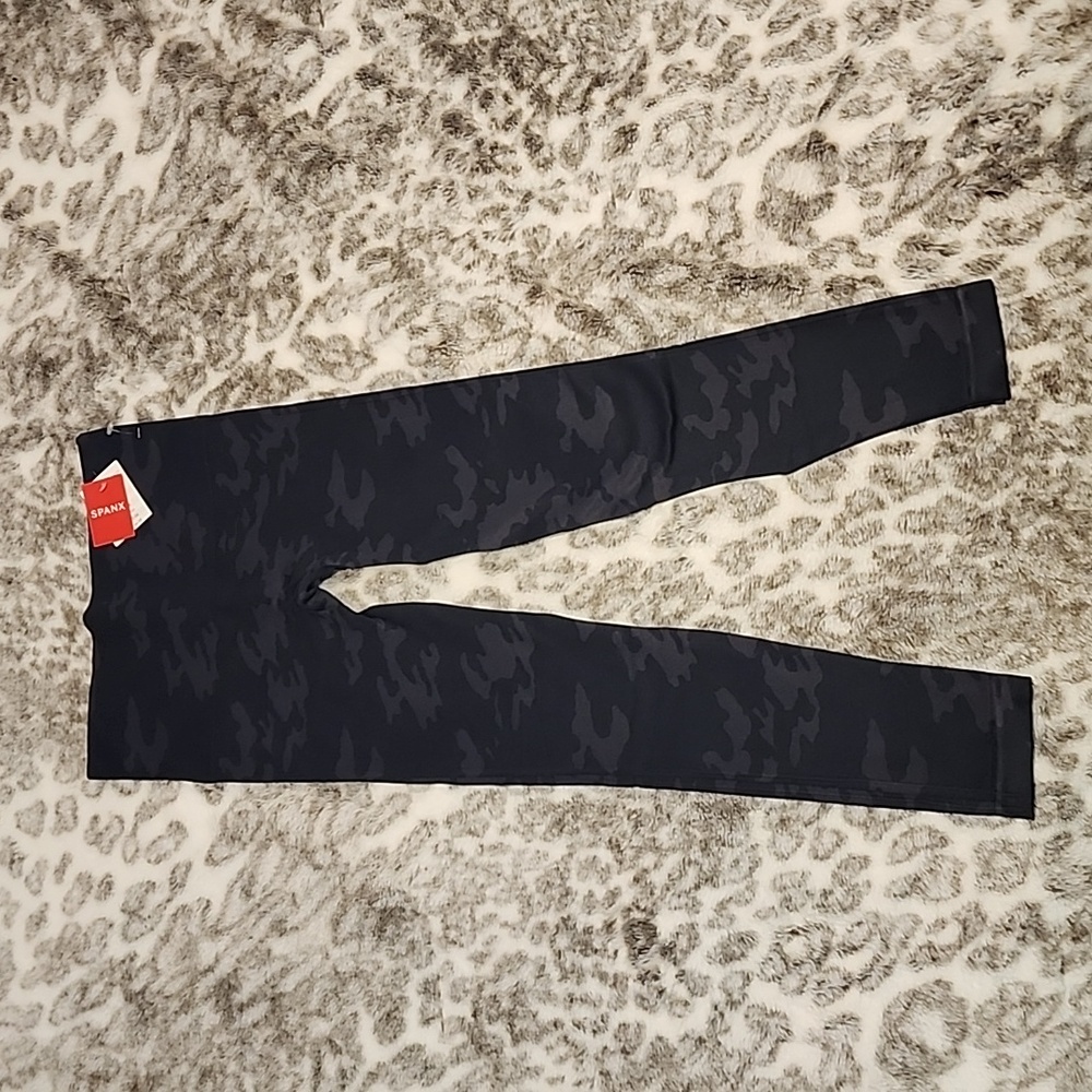 SPANX Camo Black Workout Leggings Size Medium